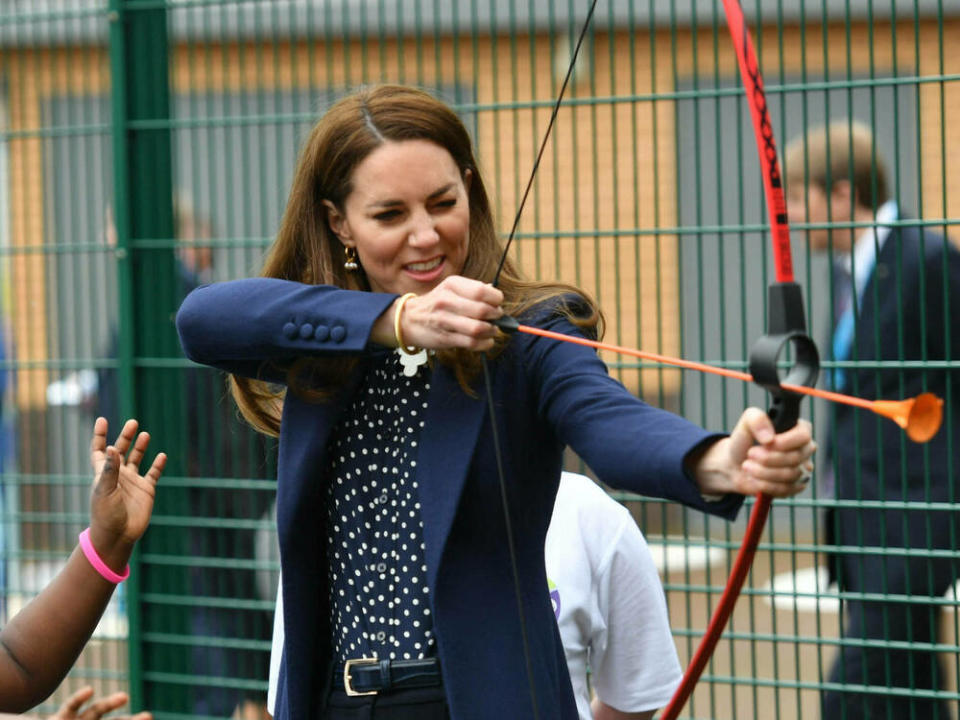 Herzogin Kate zeigt ihr Talent beim Bogenschießen. (Bild: imago images/i Images)