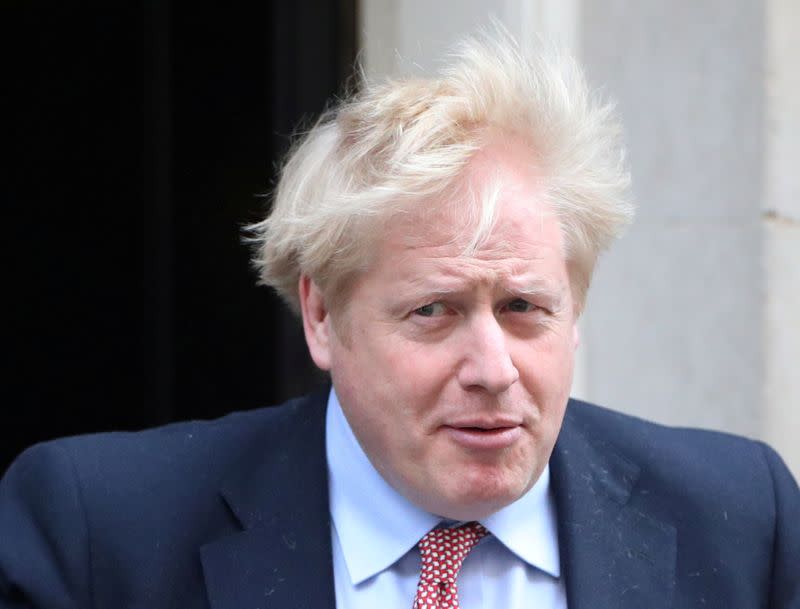 FOTO DE ARCHIVO: El primer ministro británico, Boris Johnson abandona, Downing Street, mientras continúa la propagación deñ coronavirus (COVID-19) en Londres