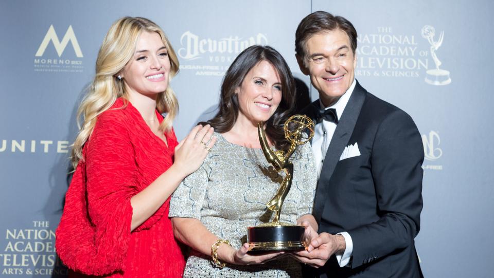 <span><span>Daphne Oz with her parents, Lisa and Dr. Mehmet Oz, in 2017</span><br><span>Greg Doherty/Getty</span></span>