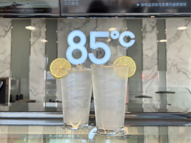 愚人節當天，85℃全台門市同步販售一款新飲料「一杯檸好」。（圖／品牌業者提供）