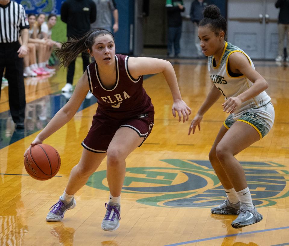 Elba's Sydney Reilly dribbles the ball.