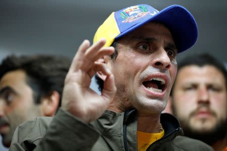 Venezuelan opposition leader and Governor of Miranda state Henrique Capriles speaks during a news conference in Caracas, Venezuela April 6, 2017. REUTERS/Carlos Garcia Rawlins