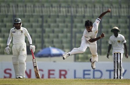 Sri Lanka's Suranga Lakmal bowls as Bangladesh's captain Mushfiqur Rahim (L) watches during the first day of their first test cricket match of the series in Dhaka January 27, 2014. REUTERS/Andrew Biraj