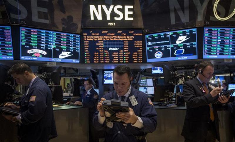 Traders work on the floor of the New York Stock Exchange November 25, 2013. REUTERS/Brendan McDermid