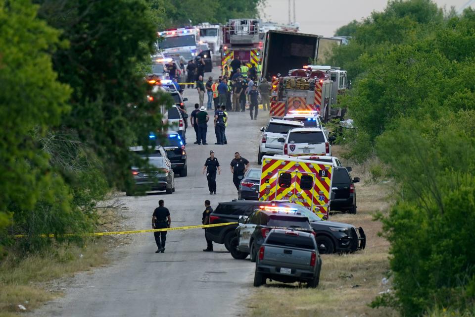 La policía trabaja en el lugar donde se encontraron decenas de personas muertas en un semirremolque parqueado en una zona remota del suroeste de San Antonio.