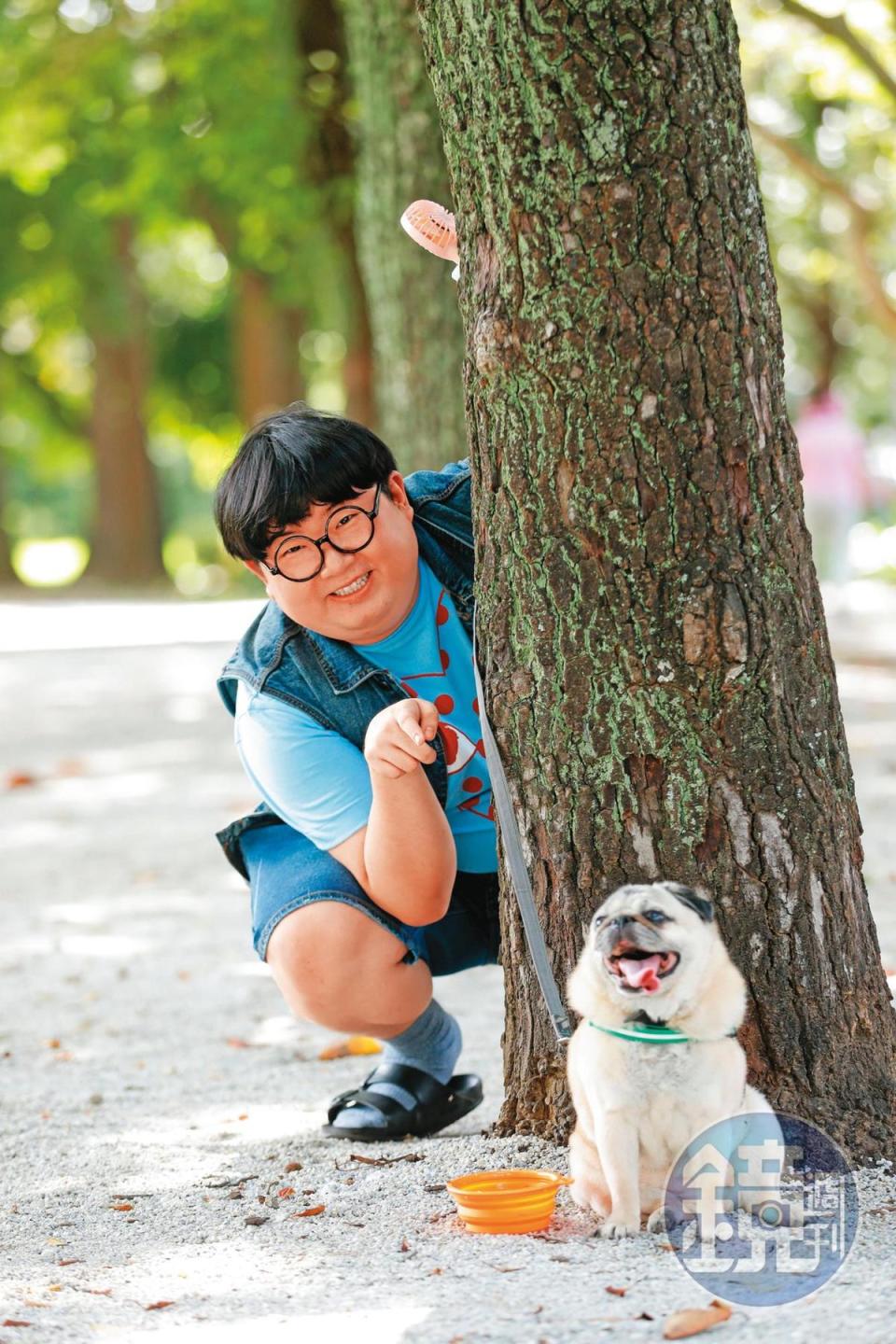 陳彥佐透露兩隻愛犬平日由嫂嫂照顧，但自己只要有空也會幫忙遛狗。