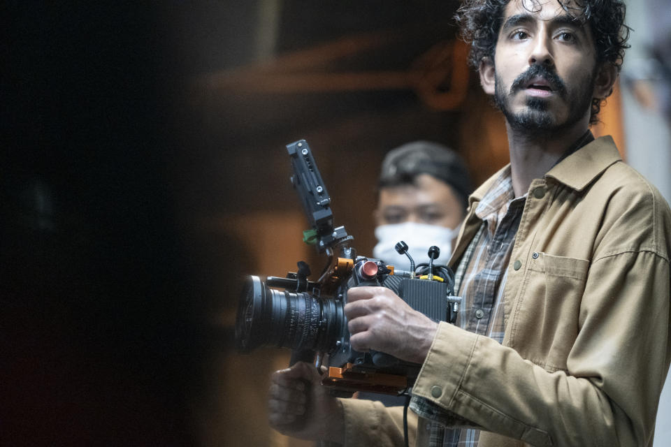 En esta imagen proporcionada por Universal Pictures, Dev Patel en el set de la película "Monkey Man". (Universal Pictures via AP)