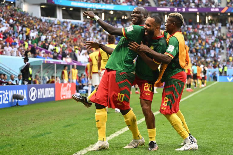 El camerunés Vincent Aboubakar convierte el segundo gol de su selección ante Serbia y claro, lo celebra