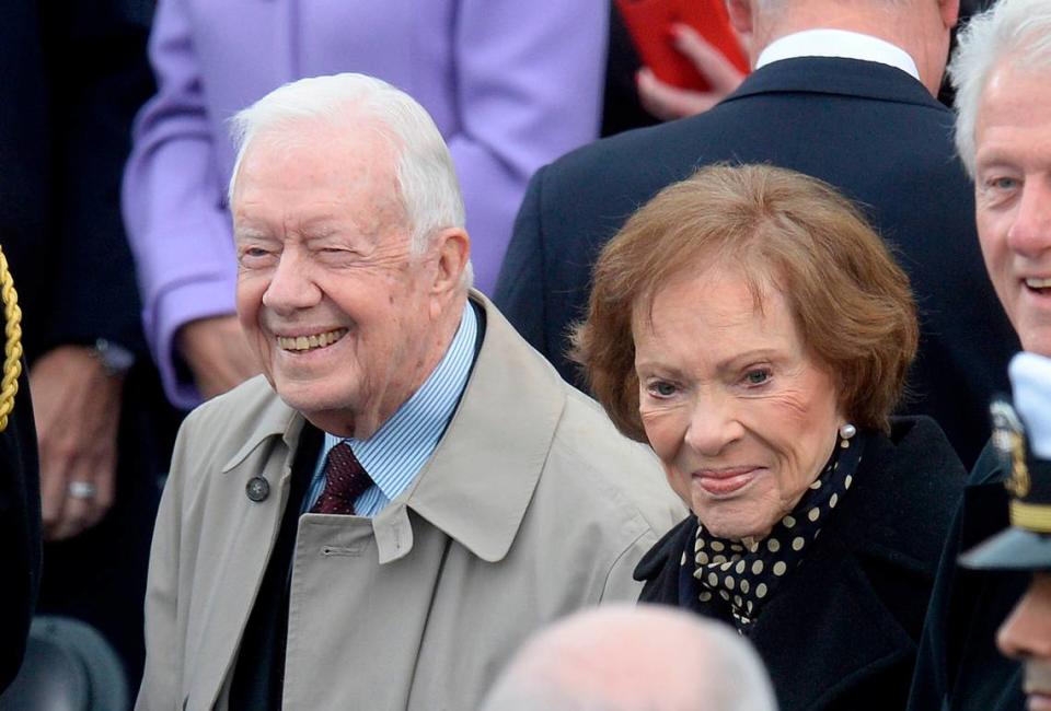 El expresidente Jimmy Carter y la exprimera dama Rosalynn Carter asisten a la inauguración presidencial el 20 de enero de 2017, en Washington D.C.