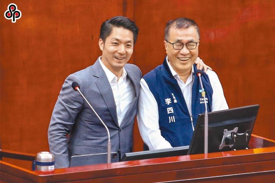 根據國民黨內民調顯示，台北市副市長李四川（右）參選新北市長的支持度接近4成，是潛在候選人中最高的一位。而台北市長蔣萬安（左）19日受訪時，也被問及「要萬安緊抱還是放手？」對此蔣則唱起五月天的歌曲「擁抱」，希望緊握、抱緊李四川。（本報資料照片）