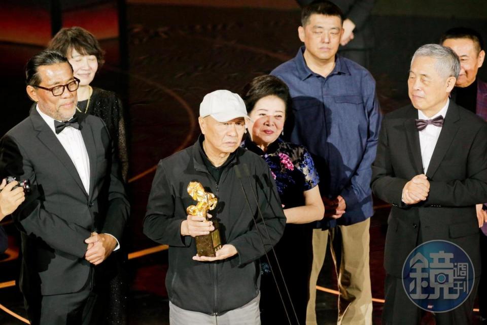侯孝賢（中持獎盃者）早年與張華坤及導演陳坤厚合組電影公司，拍出不少經典作品。