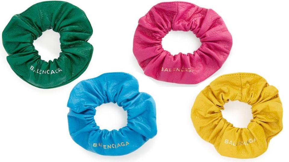 <p>Es war der Liebling der Achtziger und Neunziger – das Scrunchie-Haarband ist wieder da! Und wenn Sie mit dem neuesten hochmodischen Trend mitgehen wollen, dann können Sie eines dieser Babys um nur 145 € bei Balenciaga abholen. Foto: Balenciaga </p>