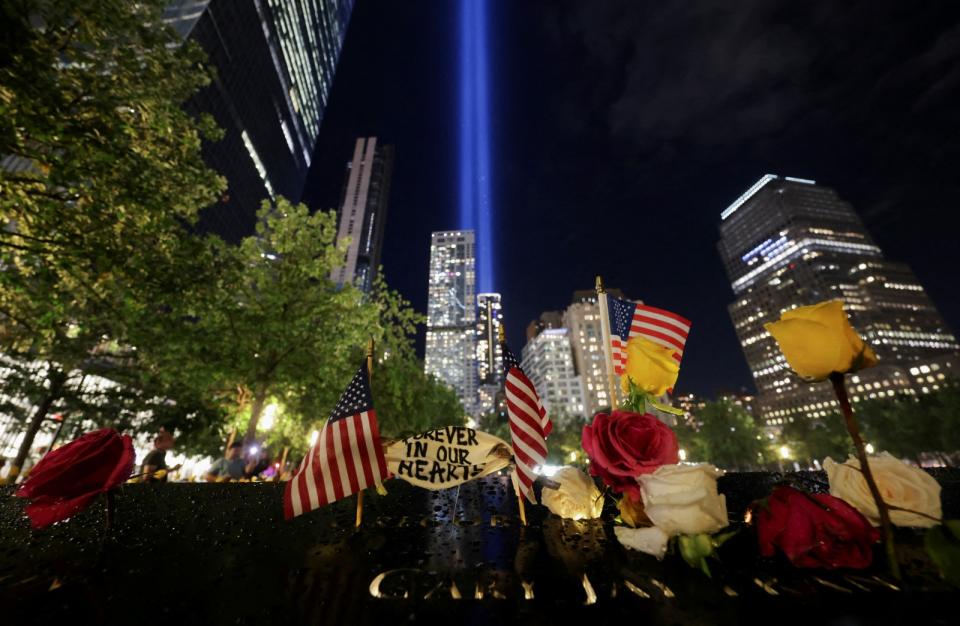 911恐怖攻擊事件滿22週年這天，紐約市在世貿大樓原址點亮燈柱悼念罹難者。路透社