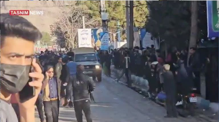 Pánico entre la multitud por las explosiones en Irán en el aniversario de la muerte del general Soleimani