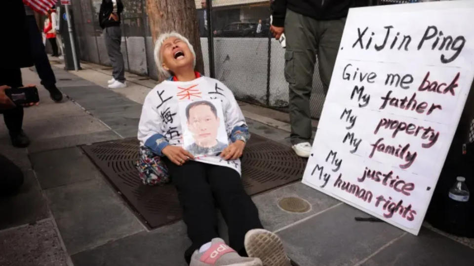 抗議習近平的人寫下標語，在街頭吶喊。（圖／翻攝自舊金山標準報）