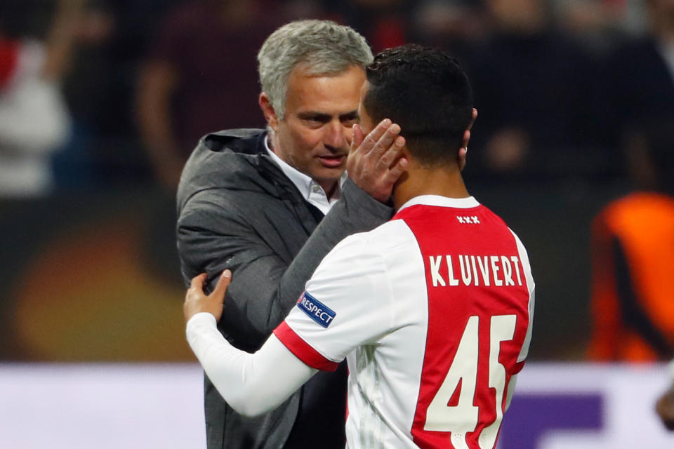 Mourinho speaks with Kluivert on the pitch.