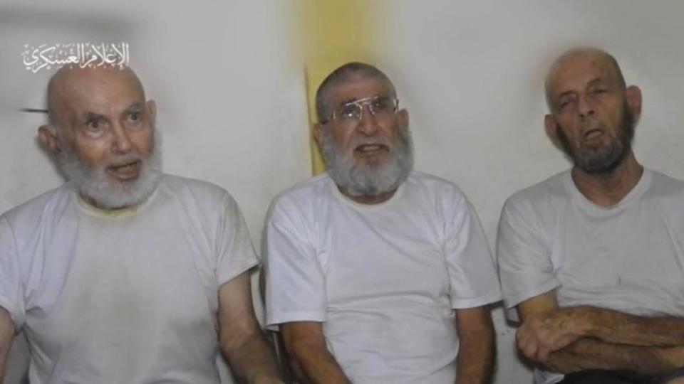 3名以色列高齡人質對著鏡頭懇求以軍促成人質無條件釋放。（圖／翻攝自@AvivaKlompas推特）