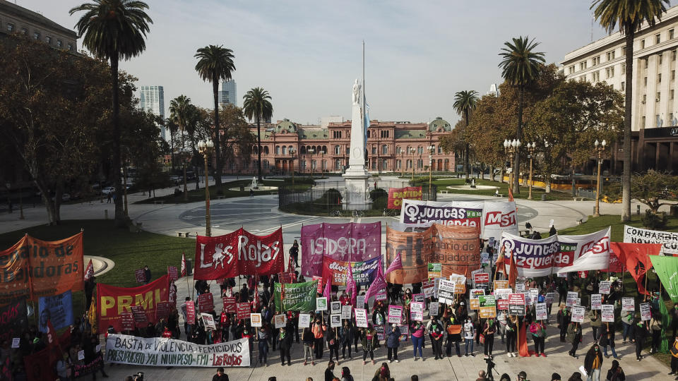 Activistas protestan contra violencia de género en Plaza de Mayo, frente al palacio presidencial de Casa Rosada, en Buenos Aires, Argentina, el miércoles 3 de junio de 2020. (AP Foto/Victor R. Caivano)