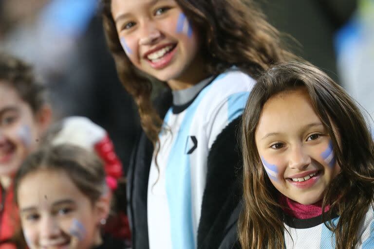 Los niños presentes en el Monumental que tendrá vacías sus dos tribunas cabeceras