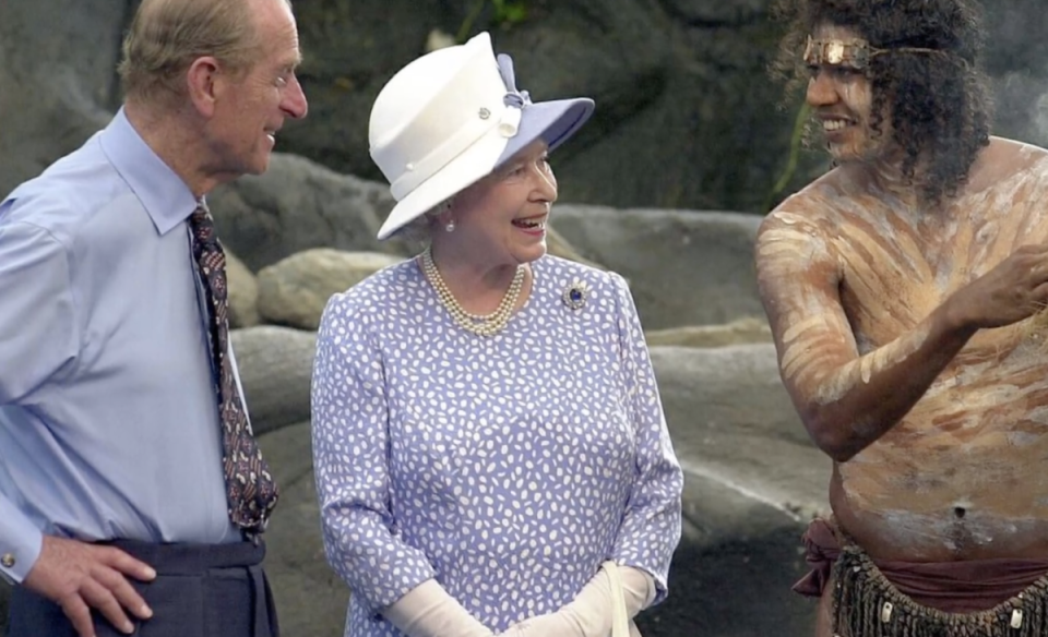 菲利浦親王2002年和女王到訪澳洲，與當地原住民碰面。（翻攝CBS影片畫面）