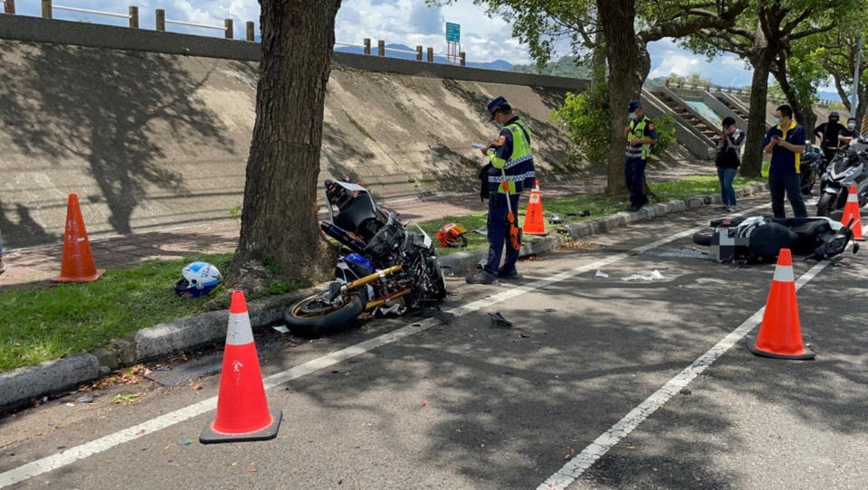 苗栗市經國路25日發生一起大型重機撞擊路旁機車及路樹事故，導致閻姓騎士當場失去生命跡象送醫不治，警方27日表示，閻姓騎士當時疑似以「翹孤輪」方式行駛，車輛一時失控才會釀禍。
（民眾提供）