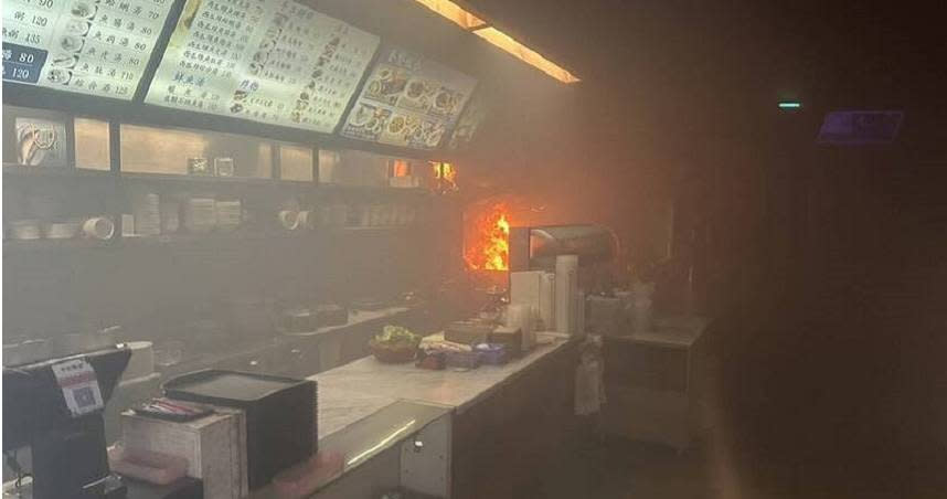 台南魚料理餐廳火災驚魂，員工奇蹟逃生，消防及時撲滅火勢。（圖／翻攝畫面）