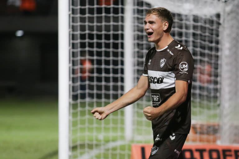 Mateo Pellegrino se asentó como titular en Platense; el delantero viene de convertir un gol