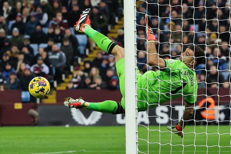 Emiliano Martínez defenderá el arco de Aston Villa frente a Nottingham Forest por la Premier League.