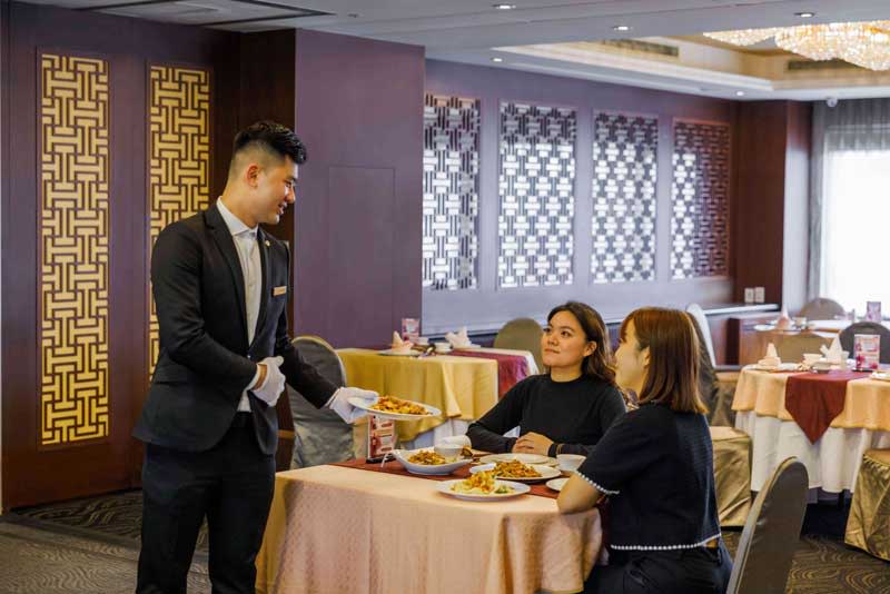 台北花園大酒店翠庭，以中式盛宴聞名，提供經典中式珍饈及道地的港式小點，為感謝全天下媽媽祭出滿額贈抵用券，母親節當週假日再贈美麗康乃馨，一起向媽媽們致上最誠摯的感謝。（天成飯店集團提供）