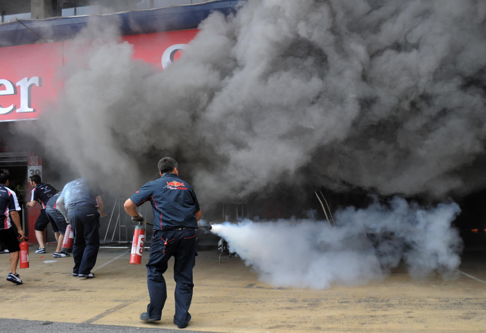 Les membres de l'équipe de l'écurie Williams tentent d'éteindre le feu qui a éclaté dans leur garage, après le Grand Prix de Formule 1 d'Espagne, dimanche, le 13 mai 2012. GettyImages