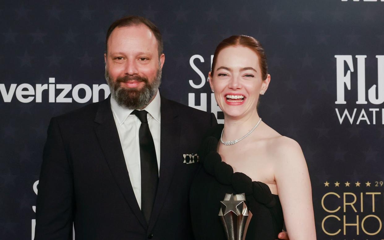 "Poor Things"-Regisseur Giorgos Lanthimos und Oscar-Preisträgerin Emma Stone warten bereits im Sommer mit einem weiteren gemeinsam Film auf.  (Bild: Getty Images / Emma McIntyre)