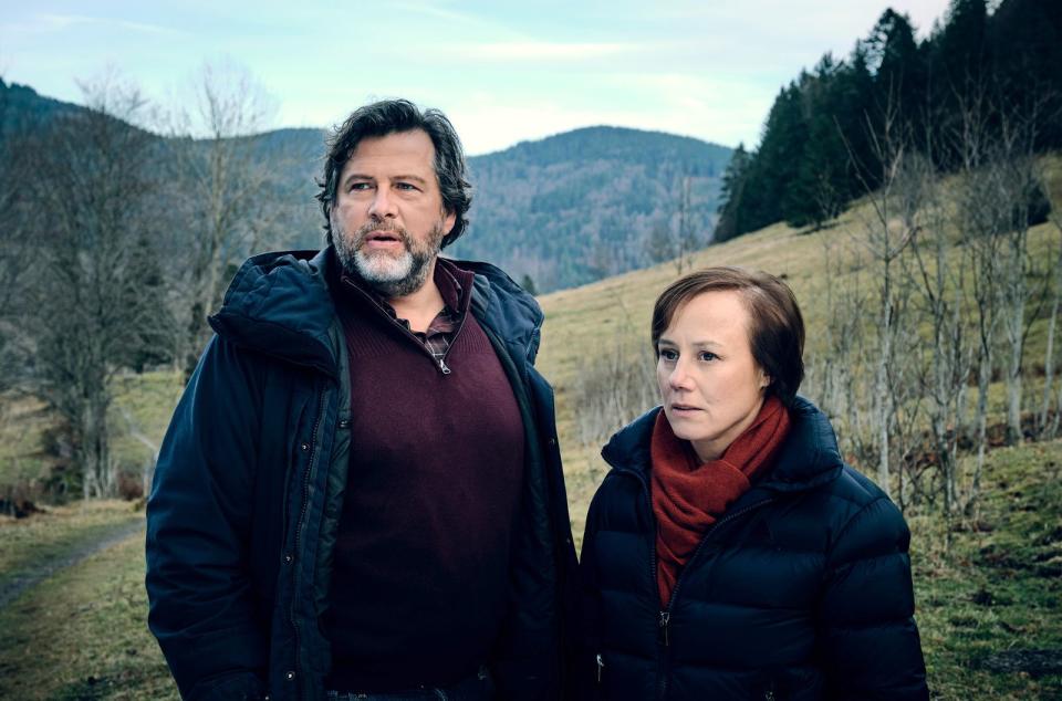 Friedemann Berg (Hans-Jochen Wagner) und Franziska Tobler (Eva Löbau) steigen in einen viele Jahre zurückliegenden Fall wieder ein, als die Leiche einer damals vermissten Teenager-Mutter gefunden wird. (Bild: SWR/Benoît Linder)