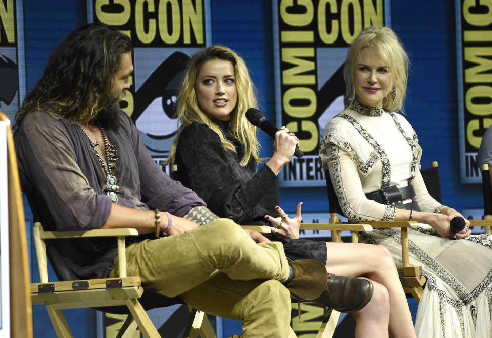 Amber Heard (Mitte) verpasste Johnny Depp bei der Comic Con um eine Stunde. (Bild: AP Photo)