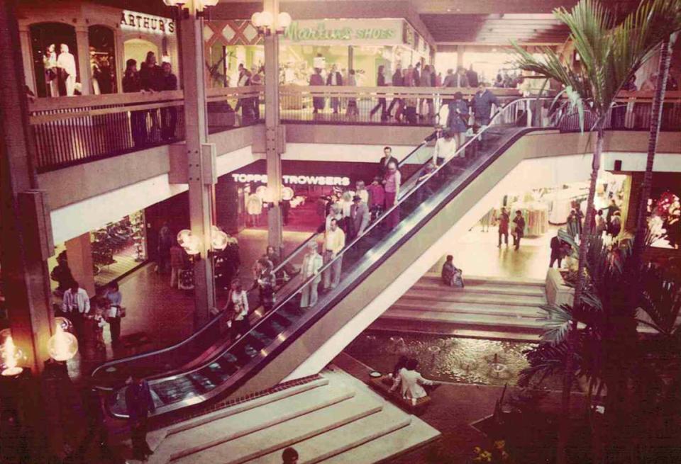 View of the St. Clair Square mall center court with its original design. Courtesy of St. Clair Square