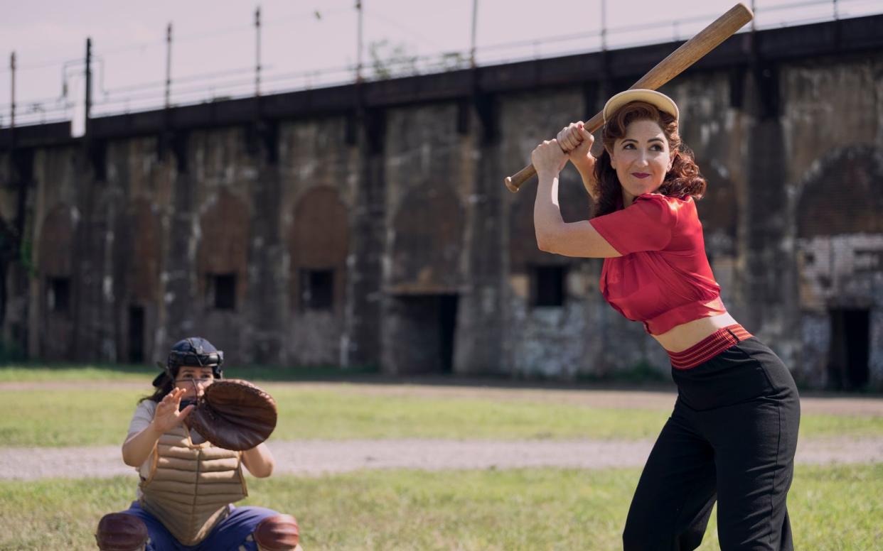 Carson (Abbi Jacobson, links) und Greta (D'Arcy Carden) sind beim Training voller Elan.  (Bild: Amazon Content Services LLC / Anne Marie Fox)