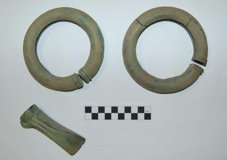 La cabeza del hacha y los aros de bronce. Foto del Museo Ostródzie.