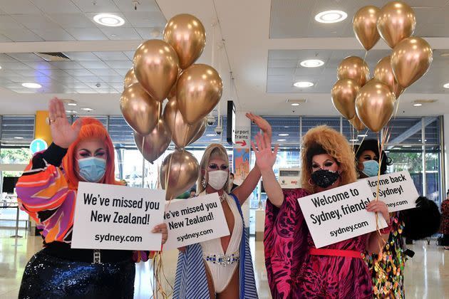 <p>Des drag queens accueillent les voyageurs néo-zélandais à l'aéroport international de Sydney.</p>