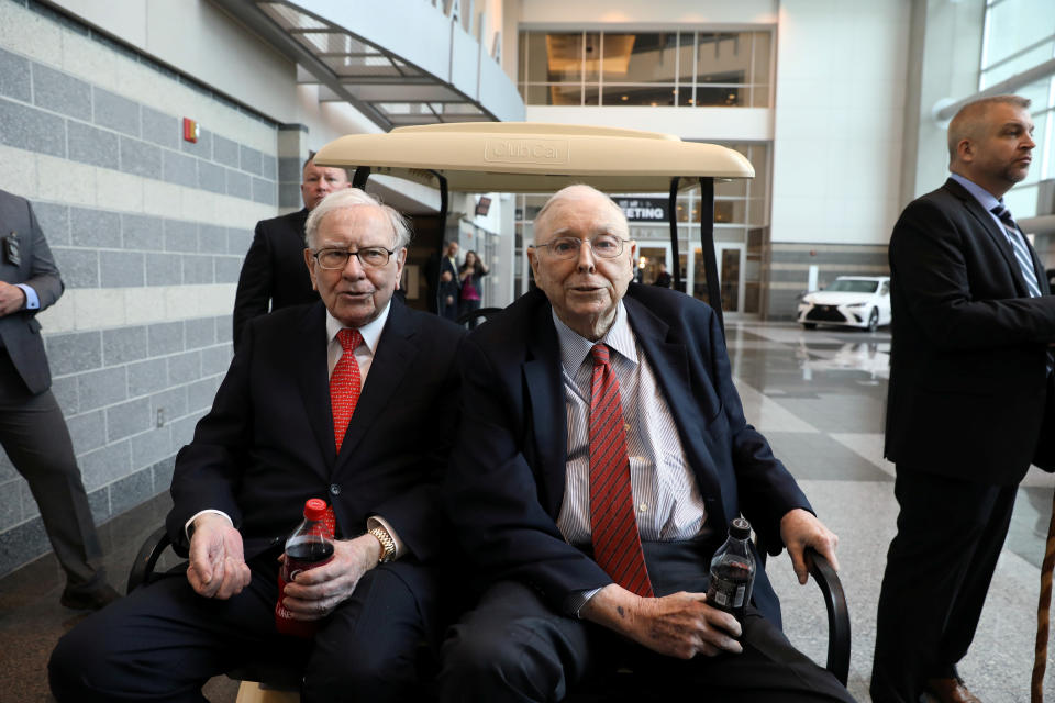 Berkshire Hathaway Yönetim Kurulu Başkanı Warren Buffett (solda) ve Başkan Yardımcısı Charlie Munger, 3 Mayıs 2019'da Omaha, Nebraska, ABD'de düzenlenen yıllık Berkshire hissedar alışveriş gününde görülüyor. REUTERS/Scott Morgan