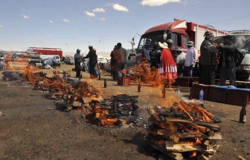 Varios indígenas asisten al ritual para la Pachamama (Madre Tierra), la diosa andina, en La Apacheta, a 45 km de La Paz, el 1 de agosto de 2012 (AFP | aizar raldes)