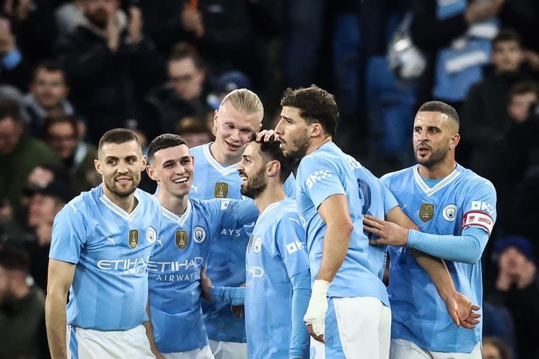 Tras su segundo gol con un rebote, Bernardo Silva recibe los saludos de sus sonrientes compañeros en el triunfo de Manchester City sobre Newcastle en el Etihad Stadium, por la Copa FA.