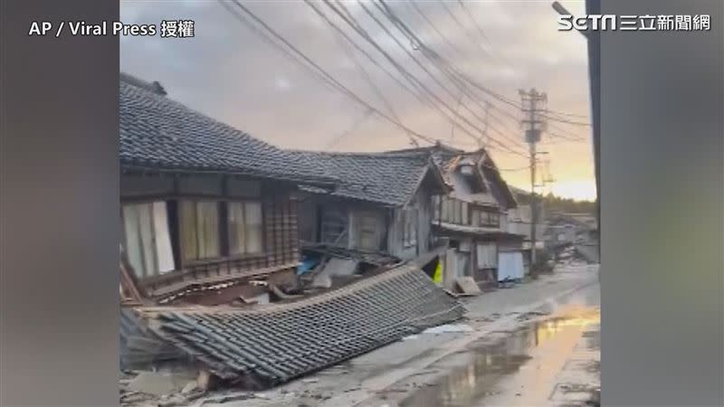 日本能登半島強震導致當地多處民宅倒塌。（圖／AP／Viral Press授權）