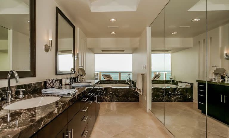 El exclusivo baño de la casa más grande que Sandra Bullock compró en Malibú.