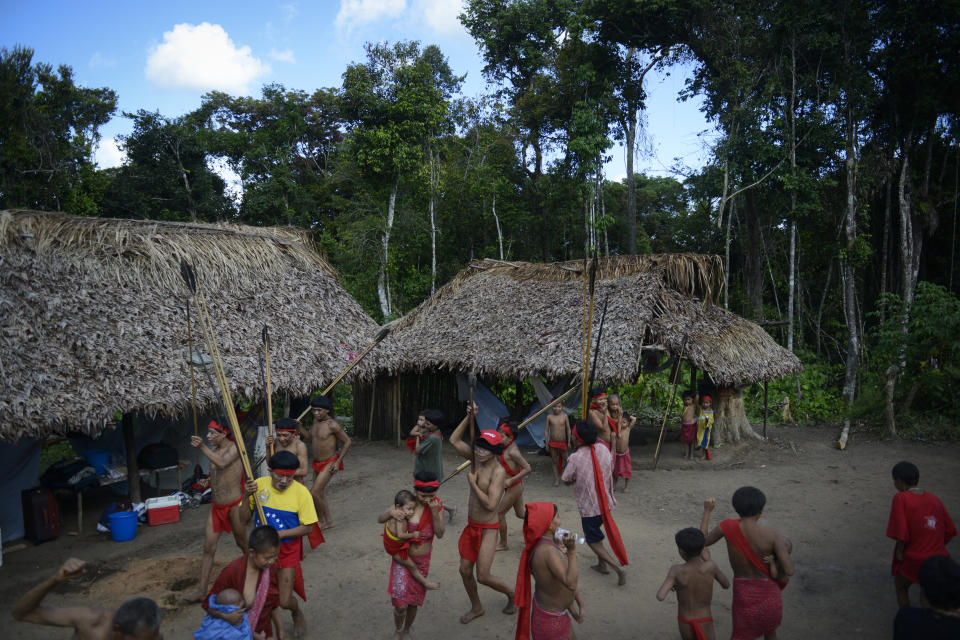 Los indígenas yanomami bailan rituales en la comunidad de Irotatheri, en el estado de Amazonas, sur de Venezuela, a 19 km de la frontera con Brasil. (AFP/Archivos | LEO RAMIREZ)