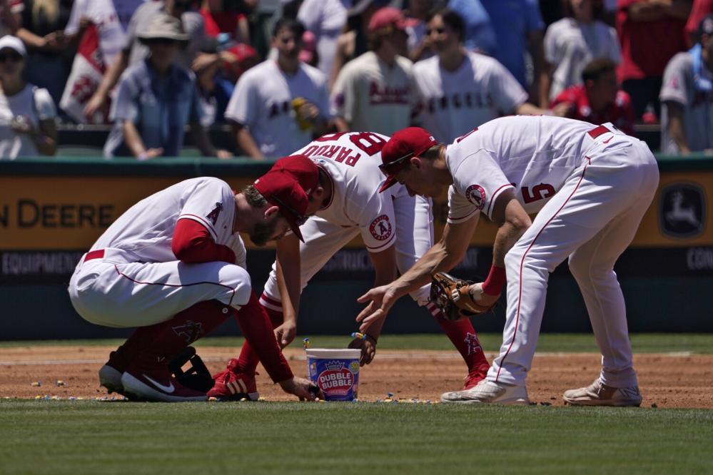 Mariners' Jesse Winker apologizes for flipping off fans during brawl with  Angels