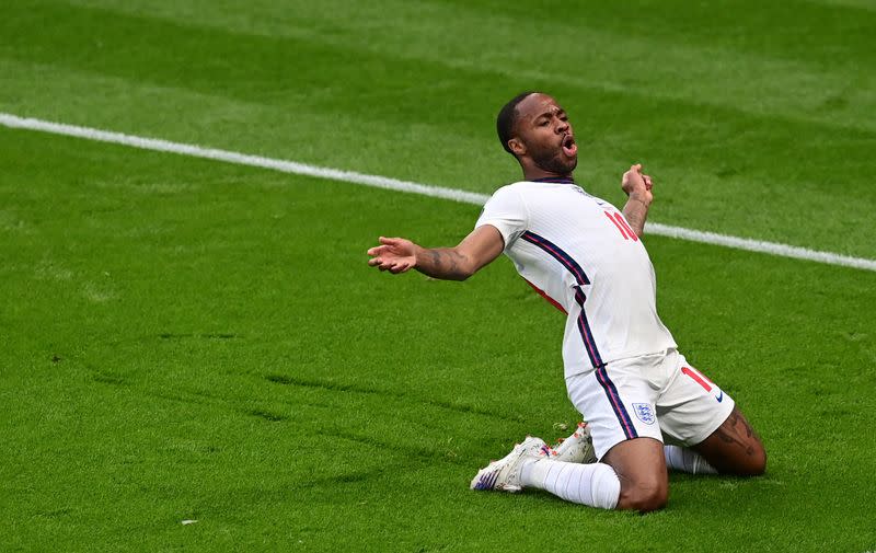 Raheem Sterling celebra tras anotar el gol del triunfo de Inglaterra sobre República Checa por la Euro 2020, en el Estadio Wembley, Londres, Inglaterra