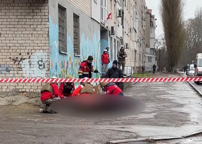 烏克蘭紅十字會稱一名義工在俄軍的炮火下身亡。


