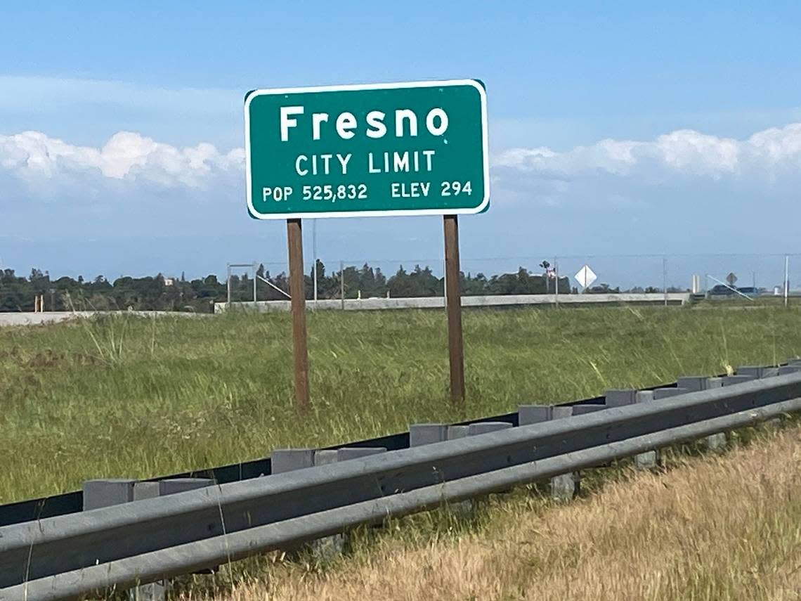 A Fresno city limit/population sign on westbound Highway 180 east of the Marks Avenue exit, tallies the city’s population at 525,832. Other highway signs have differing population numbers for Fresno.