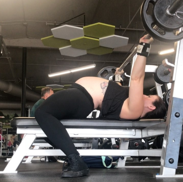 Sarah even competed in powerlifting competitions earlier in her pregnancy. Photo: Instagram