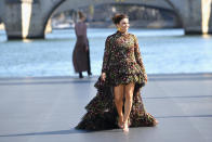 <p>Schauspielerin Eva Longoria hat im Juni ihr erstes Kind zur Welt gebracht und strahlte auf dem 60 Meter langen Laufsteg übers ganze Gesicht. Mit dem asymmetrischen, floralen Kleid von Giambattista Valli betonte die 43-Jährige vor allem ihre Beine. (Bild: Getty Images) </p>