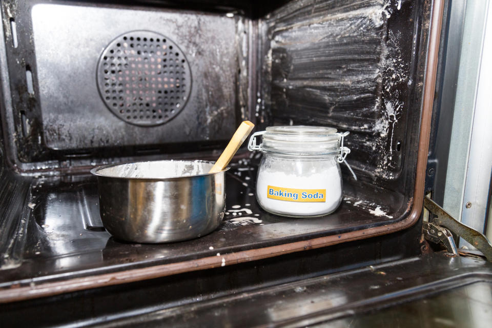 Aus Backnatron, etwas Salz und Wasser lässt sich eine Paste zur Reinigung von Eingebranntem im Backofen herstellen. (Symbolbild: Getty Images)